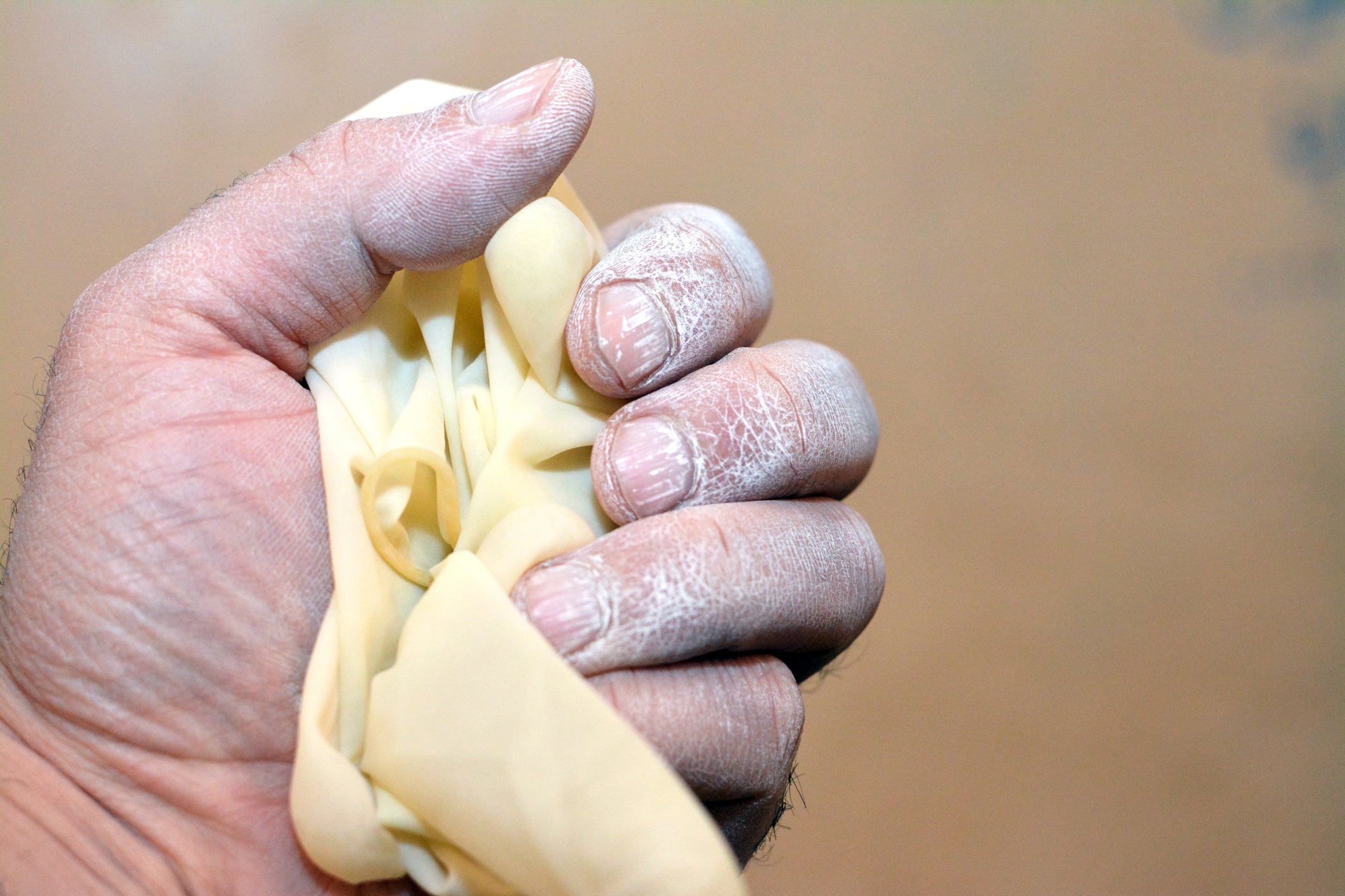 Powder-Free vs. Powdered Nitrile Gloves: A Comprehensive Comparison