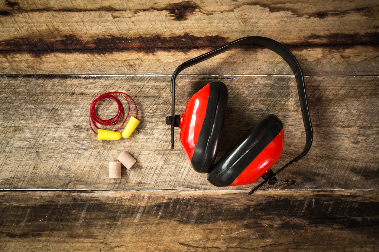 What is the difference between earplugs and earmuffs?